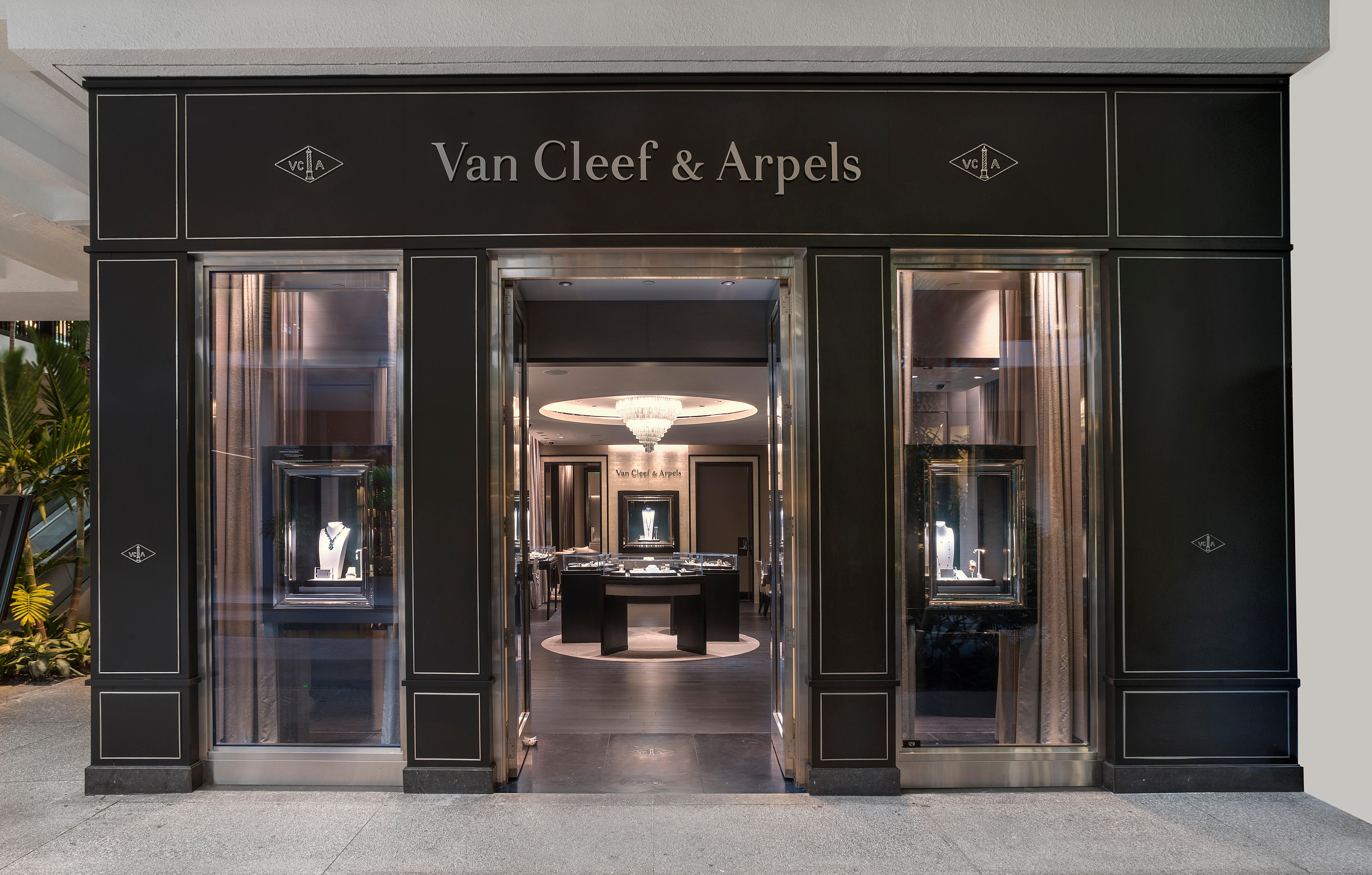Магазин ван клиф. Van Cleef Arpels бутик. Van Cleef & Arpels магазин. Van Cleef Arpels бутик Москва. ГУМ van Cleef and Arpels.