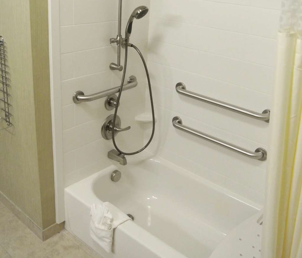 Guest room bath