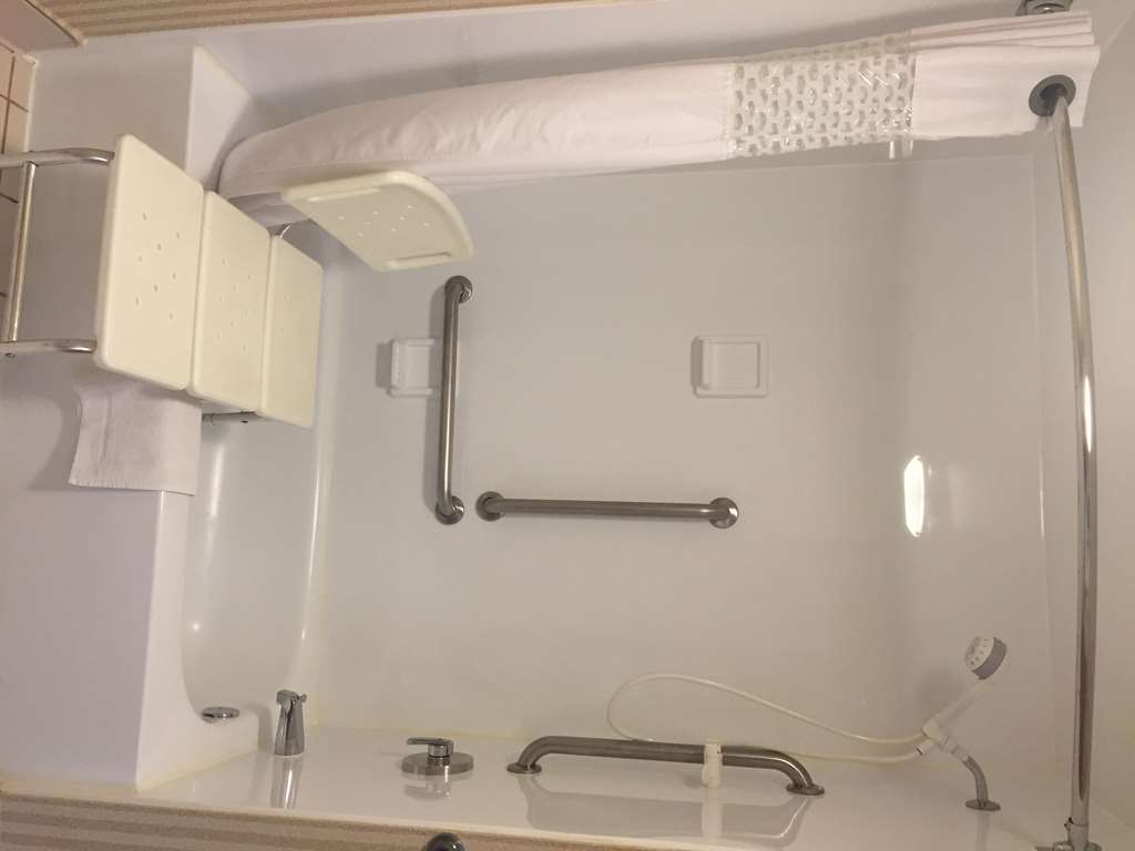 Guest room bath