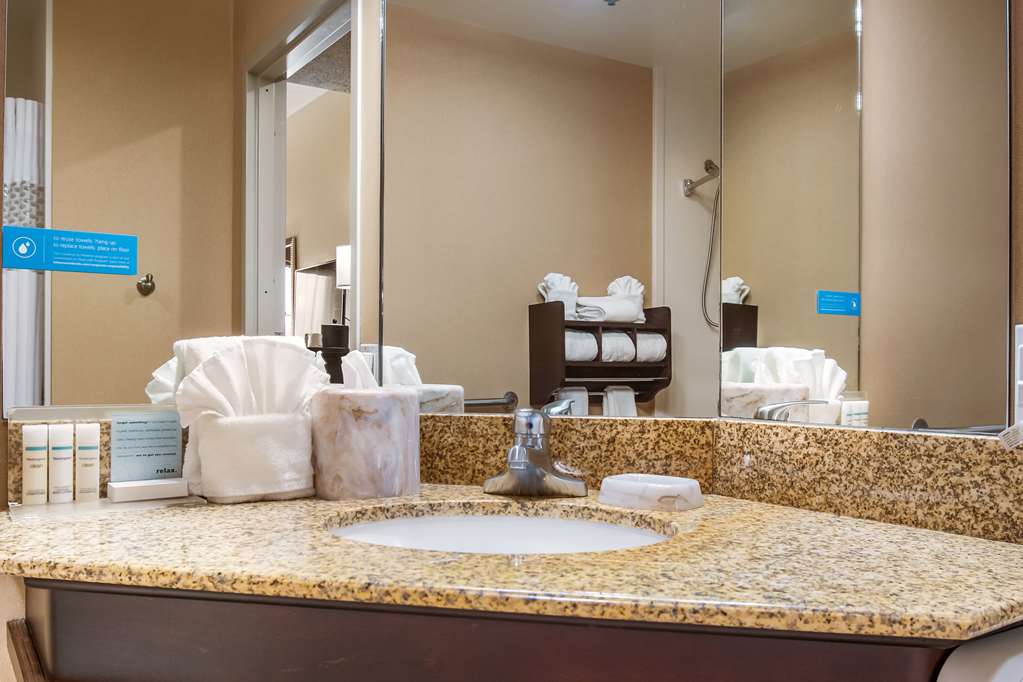 Guest room bath