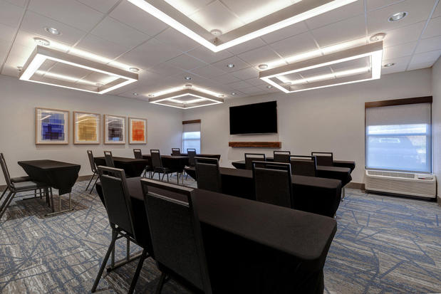 Images Holiday Inn Express & Suites Central Omaha by IHG
