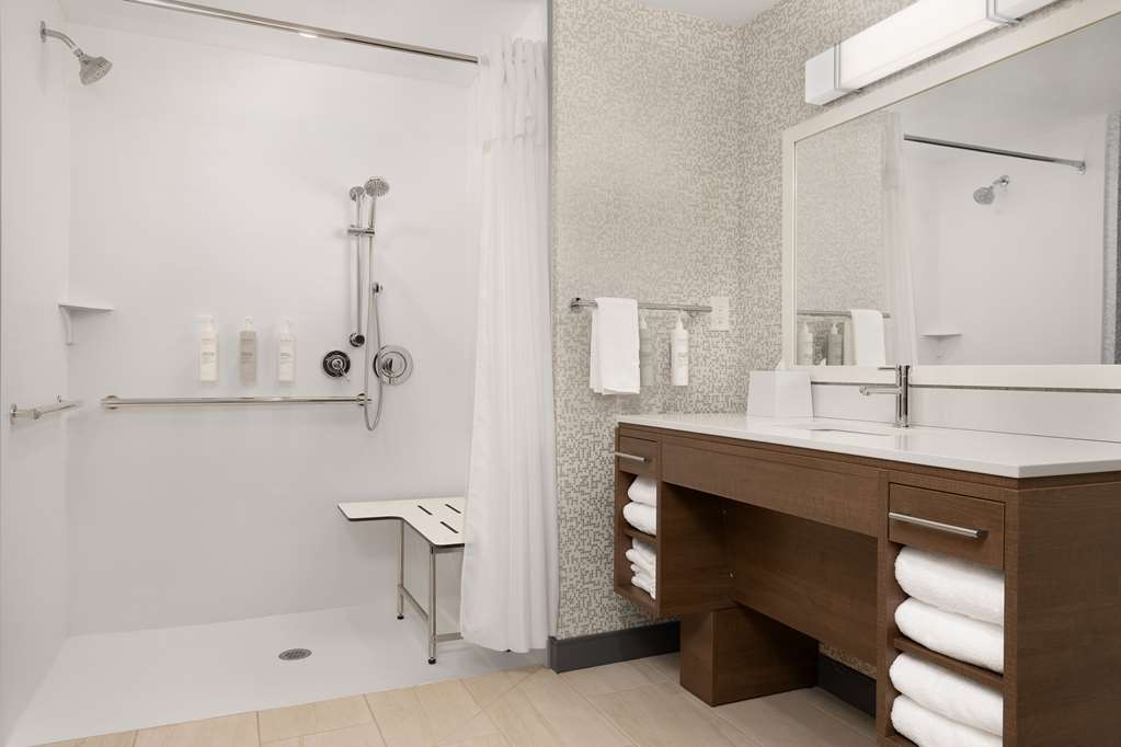 Guest room bath