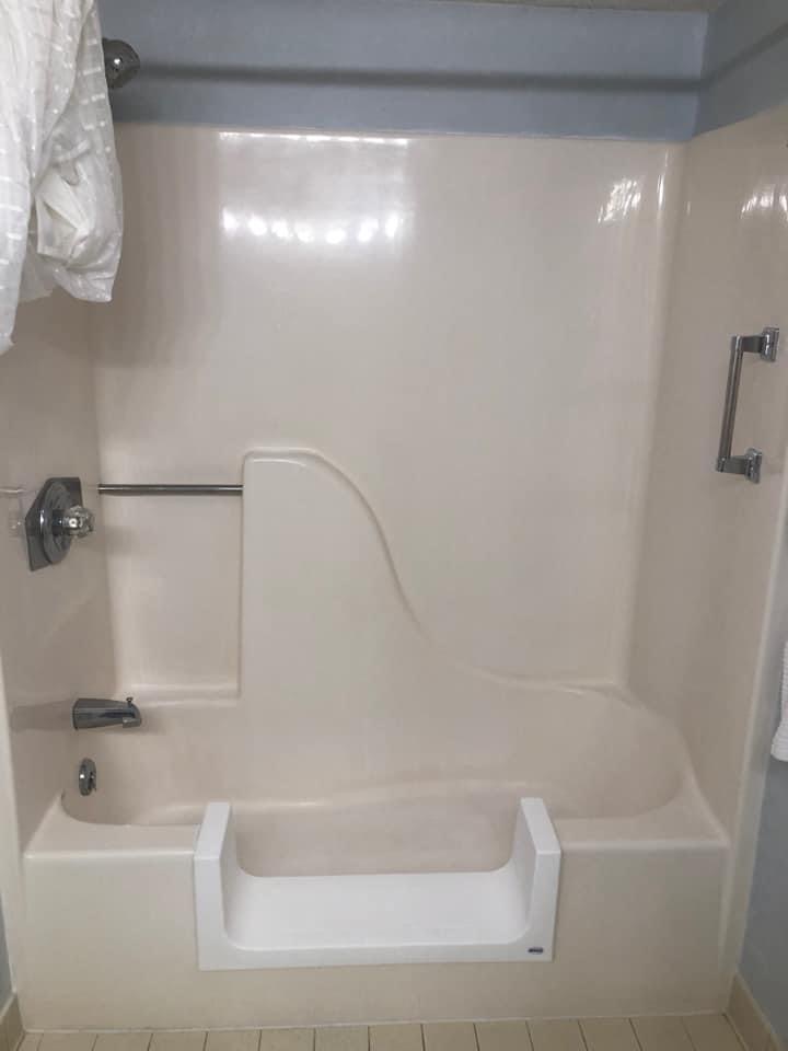 Fox Valley Bathtub Refinishing Image