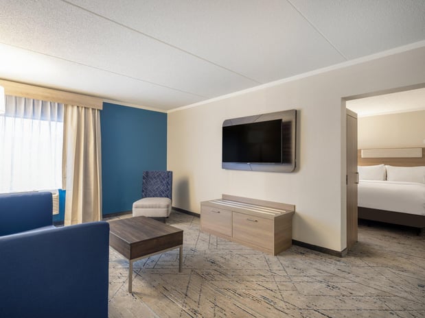 Images Holiday Inn Express & Suites Greensboro-(I-40 @ Wendover) by IHG
