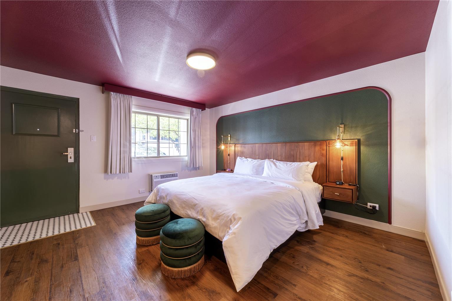 1 King Bed