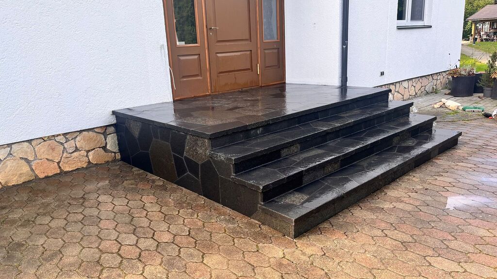 Dabīgā marmora kāpnes – skaists un izturīgs risinājums mūsdienu interjeram.