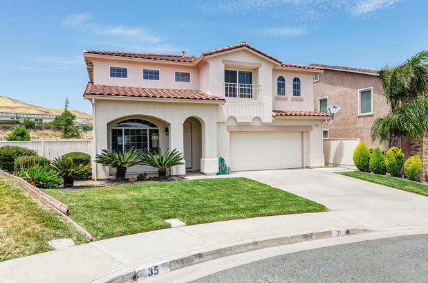 Images Amber Hom Realm Real Estate