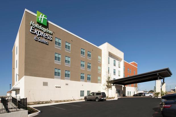 Images Holiday Inn Express & Suites San Antonio North - Windcrest by IHG