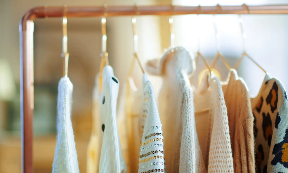 On-site professional dry cleaning for sweaters and knitwear[cite: 1]. We specialize in safe processing for wool, cashmere, and synthetic blends to keep your winter wardrobe fresh and soft