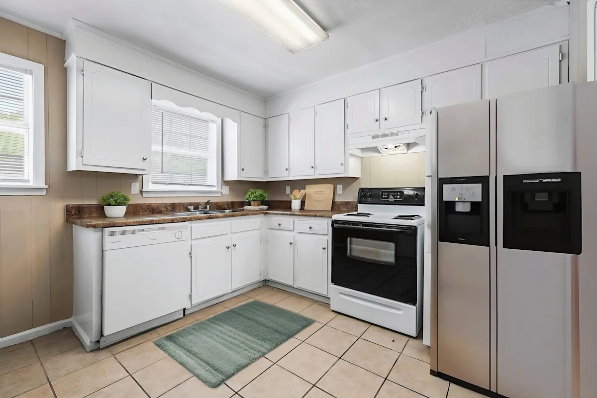 Kitchen at Copper Creek Community at Signature Collection Apartments in Tuscaloosa, AL