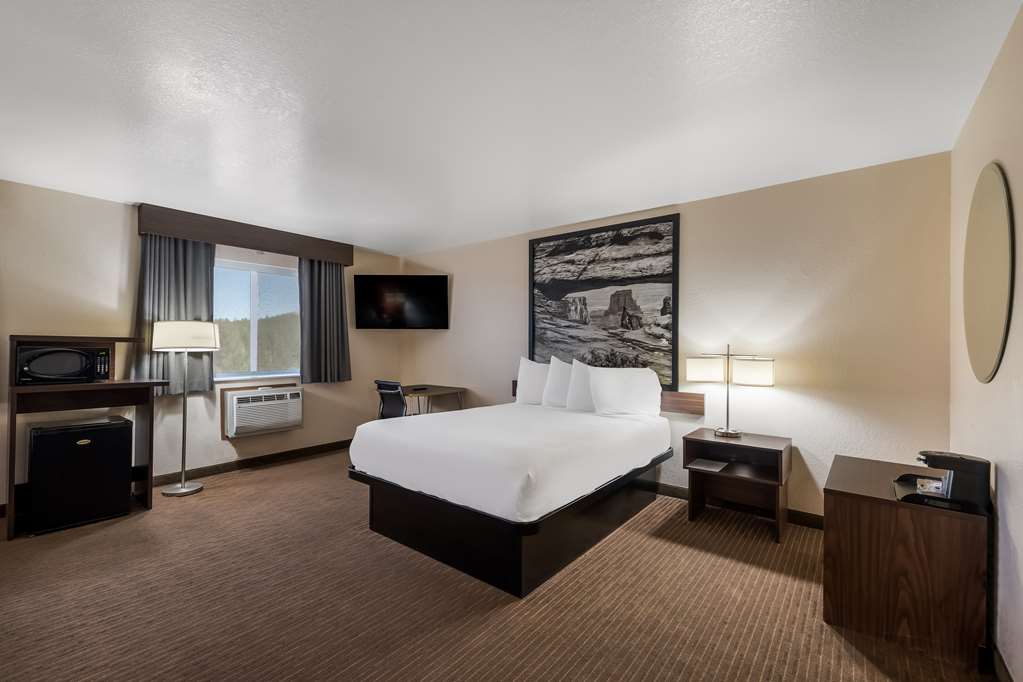 Triple Queen Guest Room