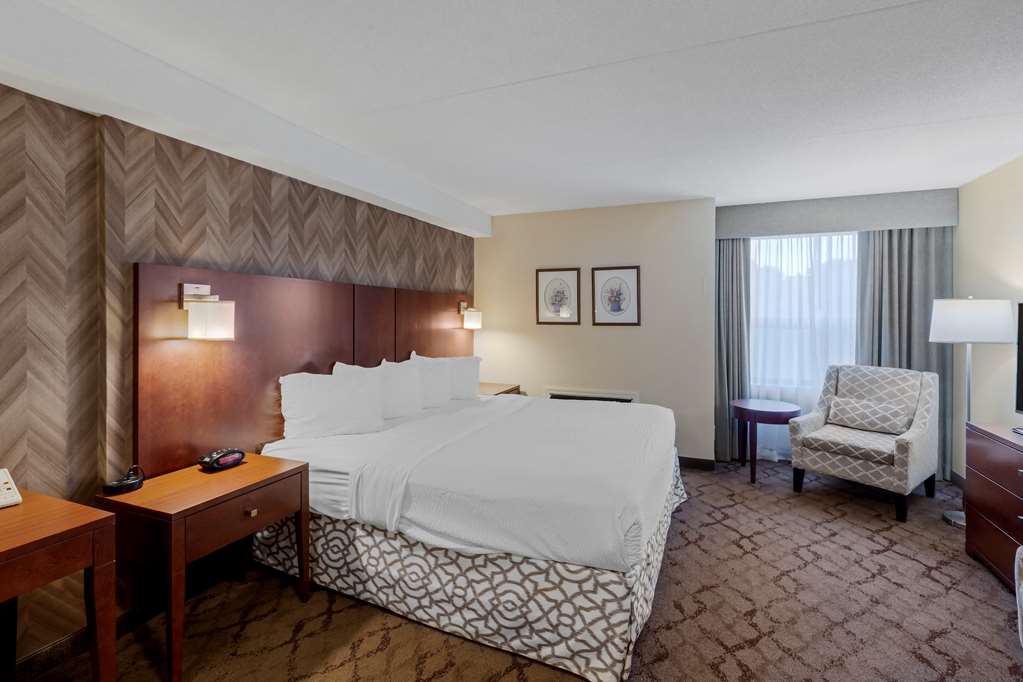 1 King Bed with 2 person Jacuzzi Tub Best Western Plus Otonabee Inn Peterborough (705)742-3454