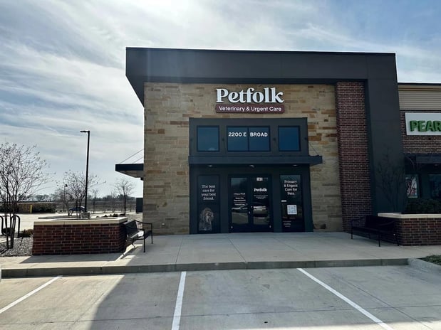 Images Petfolk Veterinary & Urgent Care - Mansfield