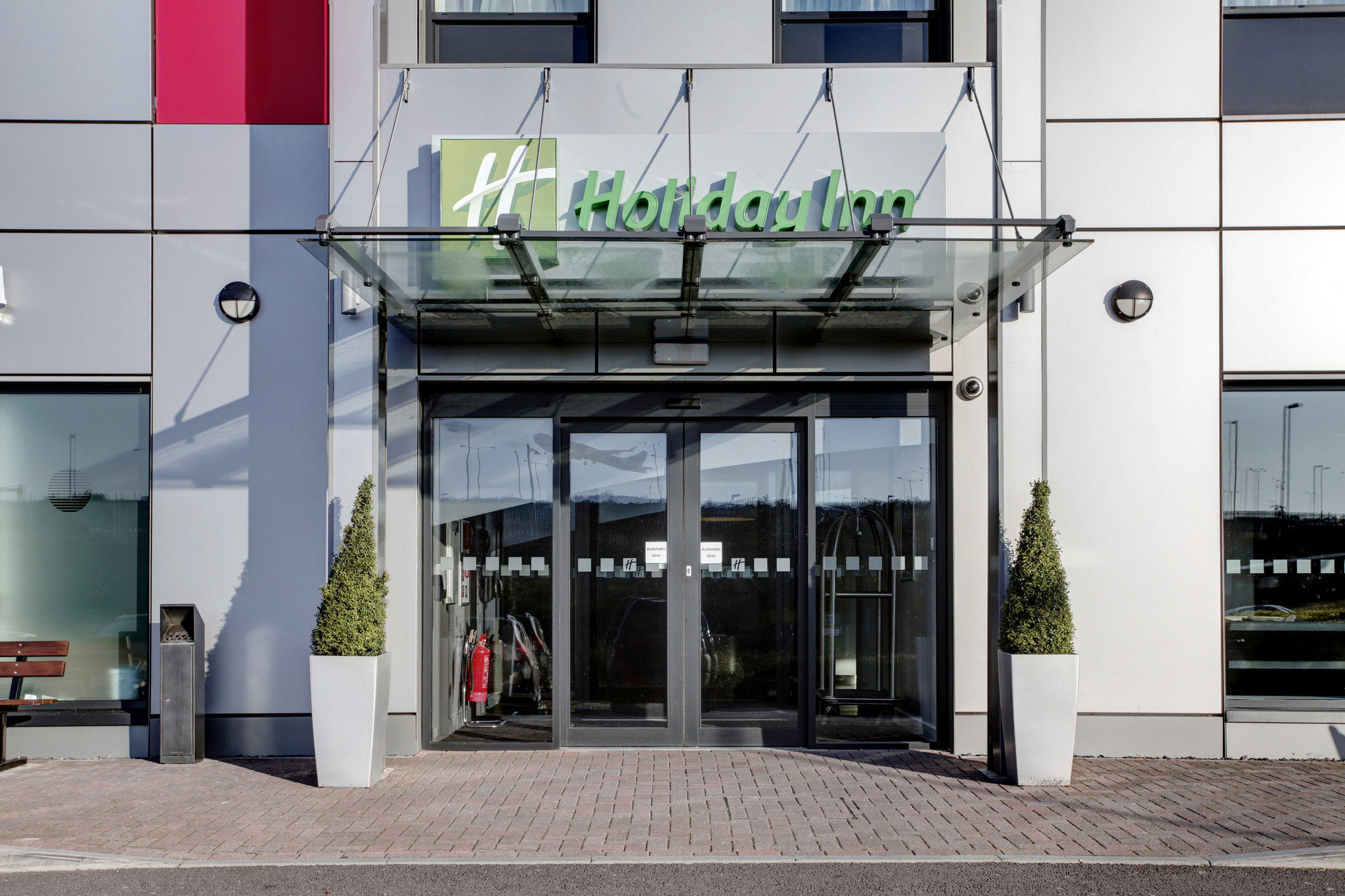 Images Holiday Inn London - Luton Airport, an IHG Hotel