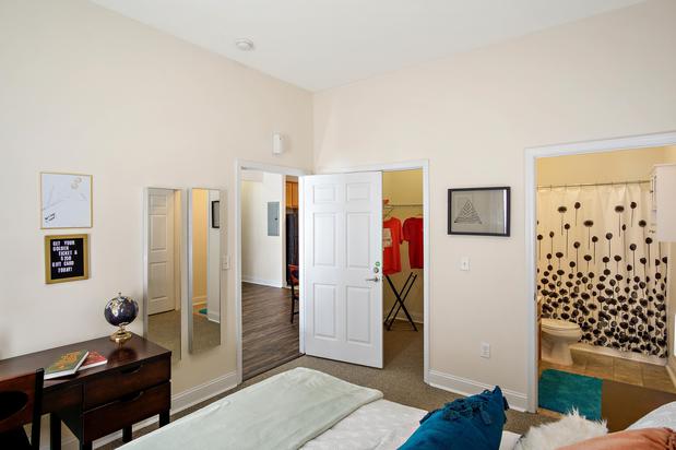 Images Central House on Stadium Apartments