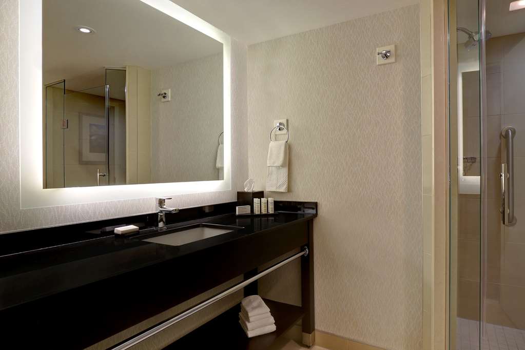 Embassy Suites by Hilton Niagara Falls Fallsview in Niagara Falls: Guest room bath