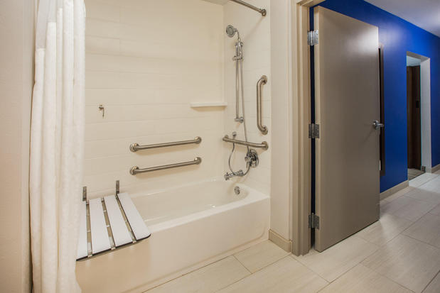 Images Holiday Inn Express & Suites Lincoln Downtown by IHG
