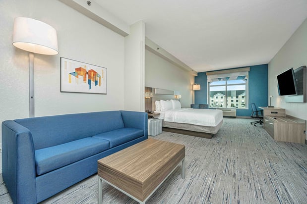 Images Holiday Inn Express & Suites Charleston Arpt-Conv Ctr Area by IHG