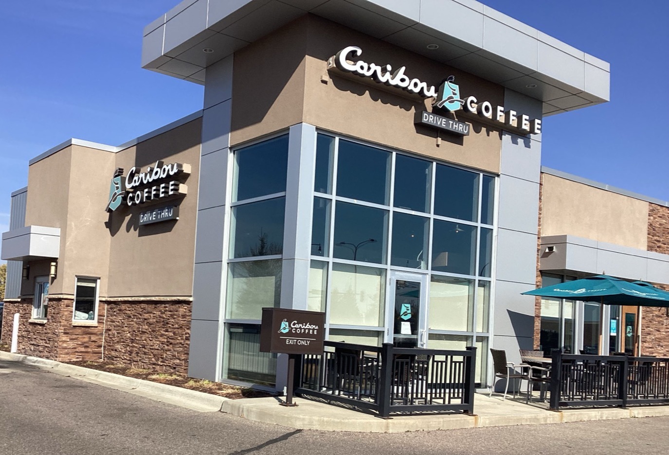 Storefront of the Caribou Coffee at 1580 Madison Avenue in Mankato