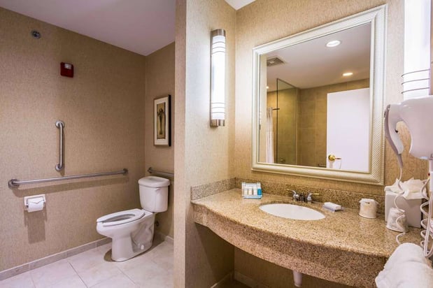 Images Hilton Garden Inn Milwaukee Northwest Conference Center