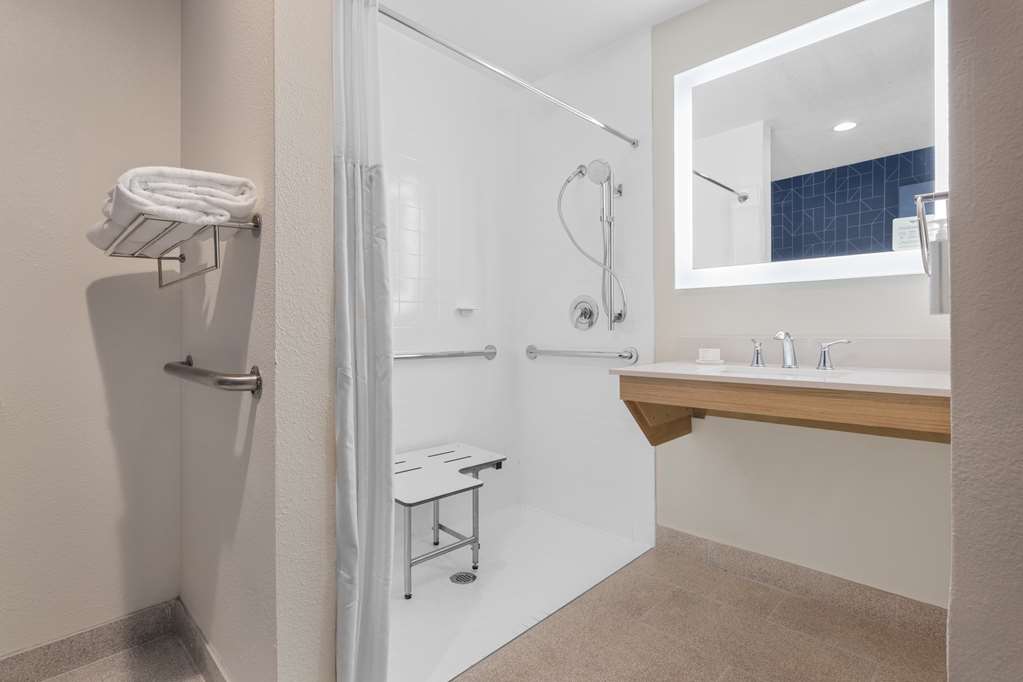 Guest room bath
