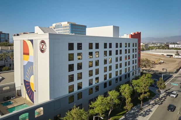 Images Hotel Zessa Orange County Airport, a DoubleTree by Hilton