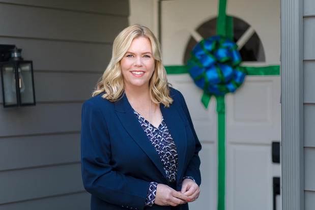 Images Holly Thompson, REALTOR | RE/MAX of Santa Clarita