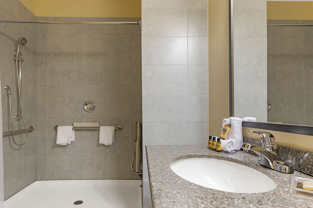 Guest Bathroom Best Western Plus Liverpool Hotel & Conference Centre Liverpool (902)354-2377