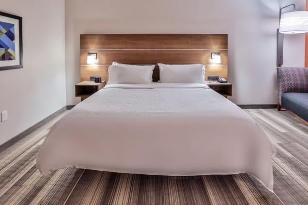 Images Holiday Inn Express & Suites Nashville Metrocenter Downtown by IHG