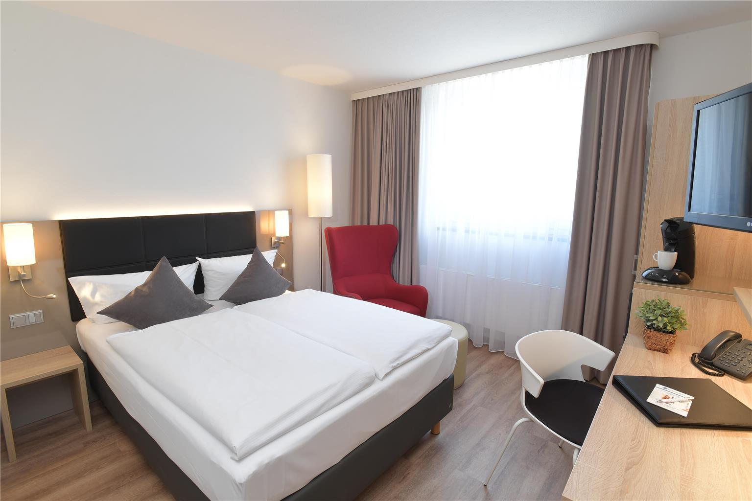 Best Western Queens Hotel Pforzheim-Niefern, Pforzheimer Strasse 52 in Niefern