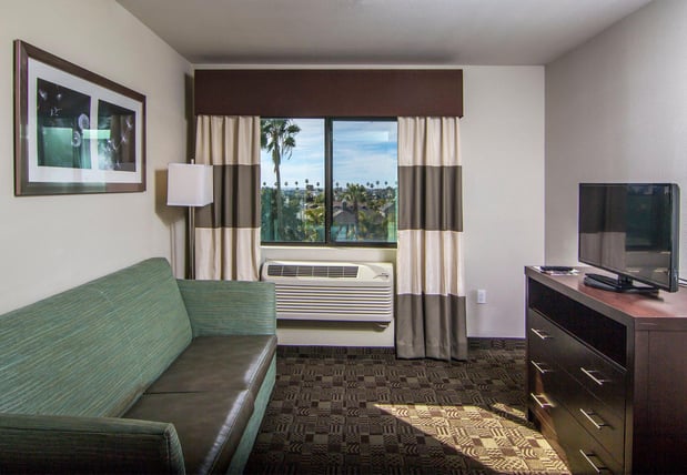 Images Holiday Inn Express & Suites Carlsbad Beach by IHG
