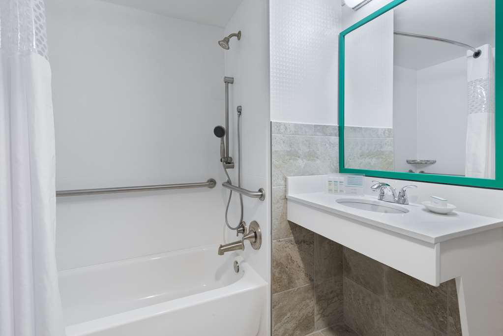 Guest room bath