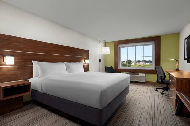 Images Holiday Inn Express & Suites Marina - State Beach Area by IHG