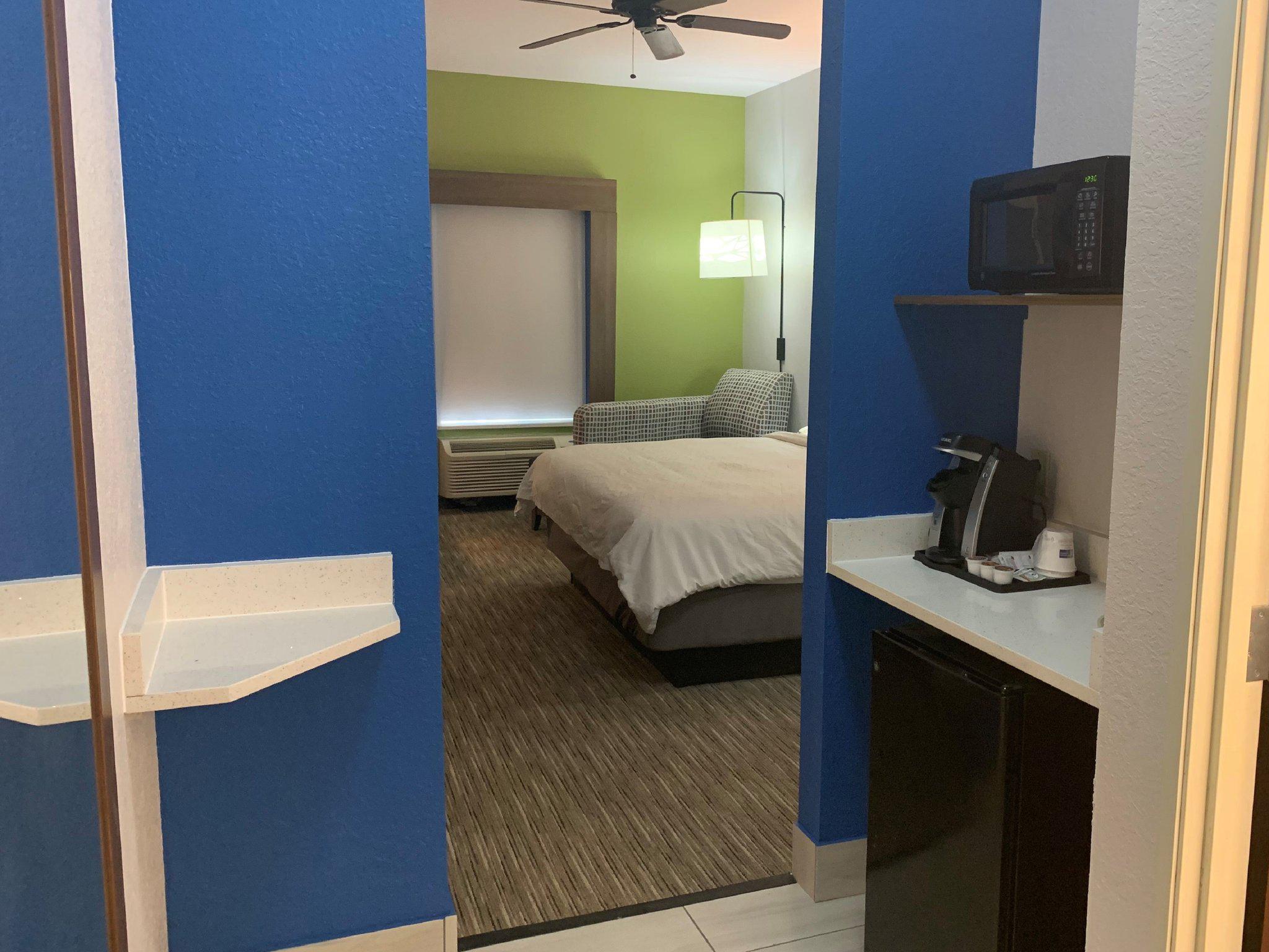 Holiday Inn Express an IHG Hotel in MS (Hotels & Motels