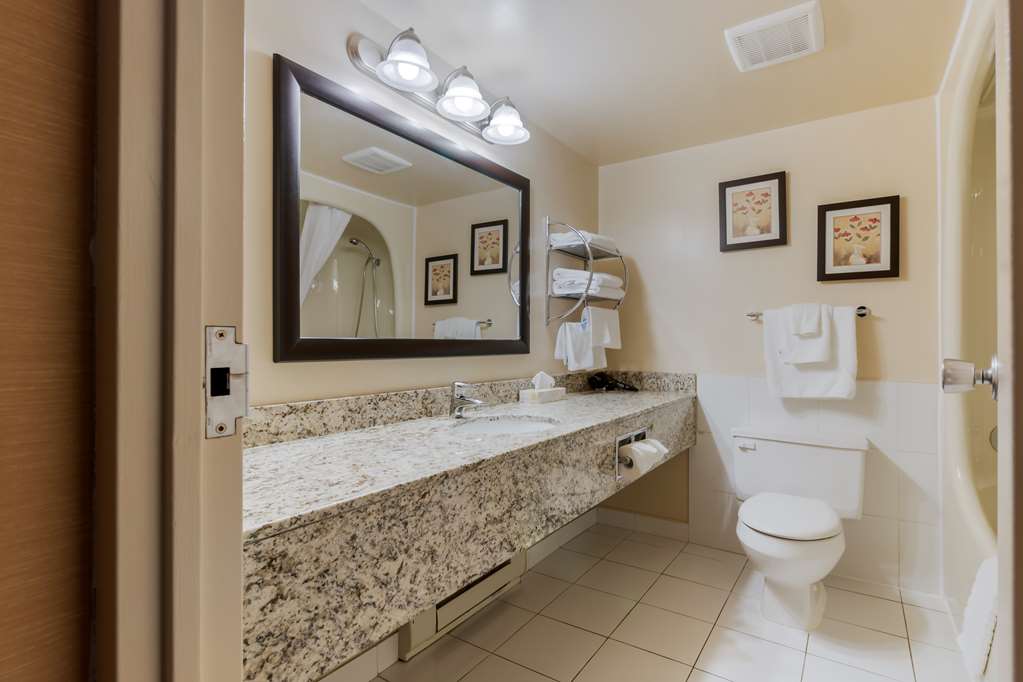 Best Western Plus Dryden Hotel & Conference Centre in Dryden: Two Queen Bathroom