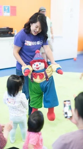 Those first steps are a big adventure, and our play equipment gives new walkers an engaging place to practice. Gymboree’s infant classes in Fullerton support emerging abilities through movement, exploration, and plenty of positive encouragement.