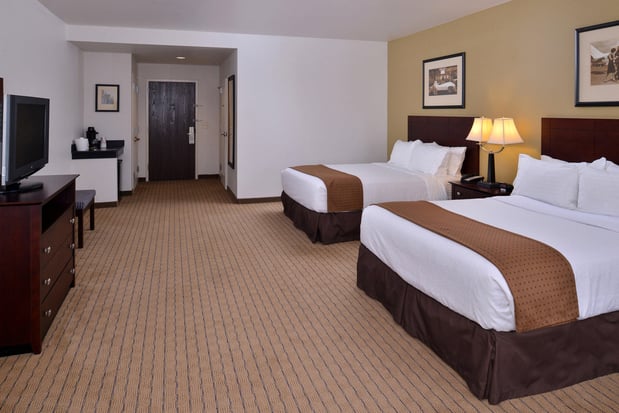 Images Holiday Inn Madison at the American Center by IHG