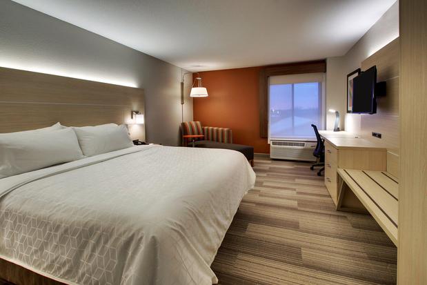Images Holiday Inn Express & Suites Cedar Rapids-I-380 @ 33rd Ave by IHG