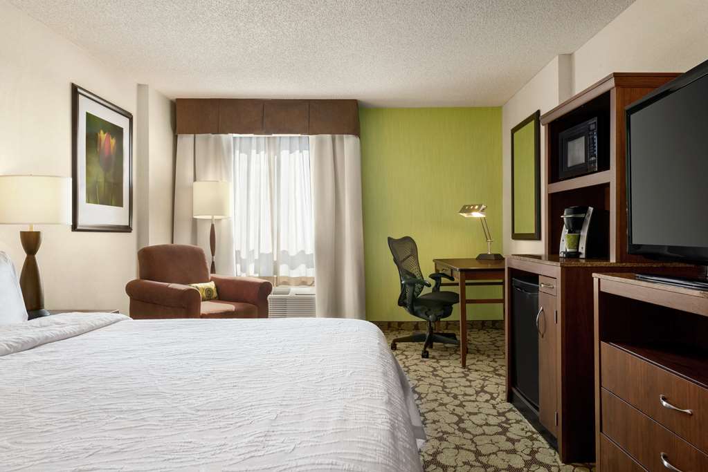Hilton Garden Inn Saskatoon Downtown in Saskatoon: Guest room