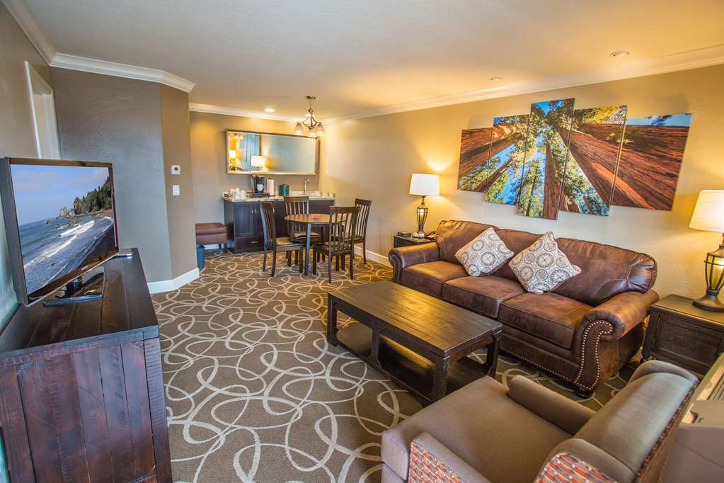Executive Suite Living Room Best Western Plus Humboldt Bay Inn Eureka (707)443-2234