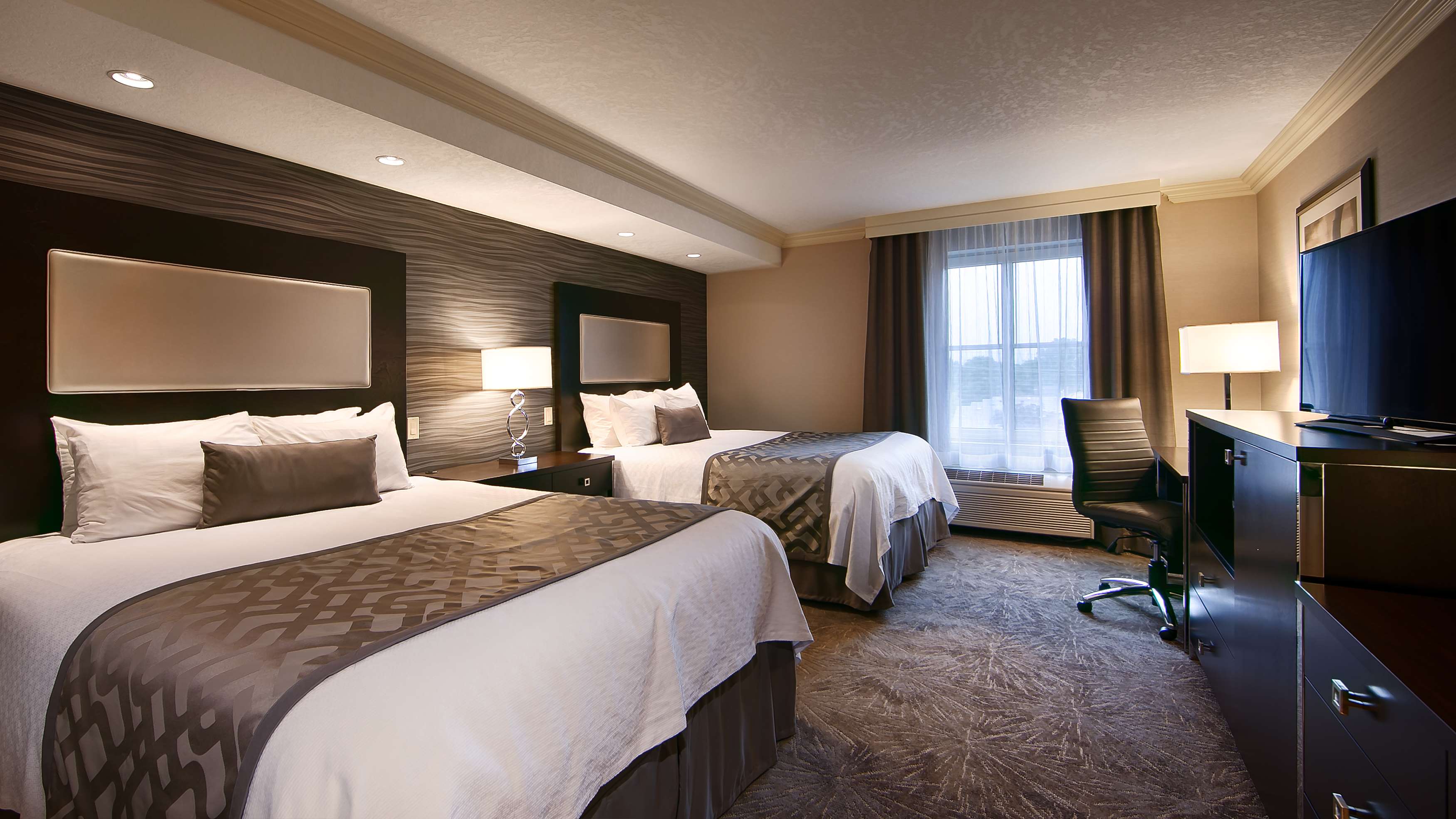 Deluxe Two Queen Bed Guest Room Best Western Plus The Arden Park Hotel Stratford (519)275-2936