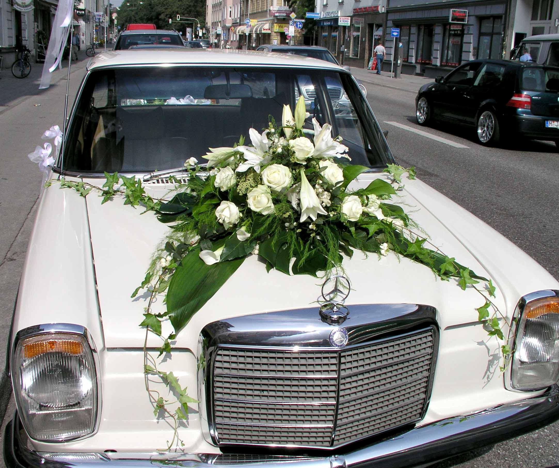 Hochzeit grüner Strauß mit weißen rosen  - Blütenkorb München