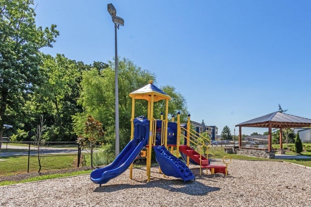 Images Lakeside Crossing at Eagle Creek Apartments and Townhomes