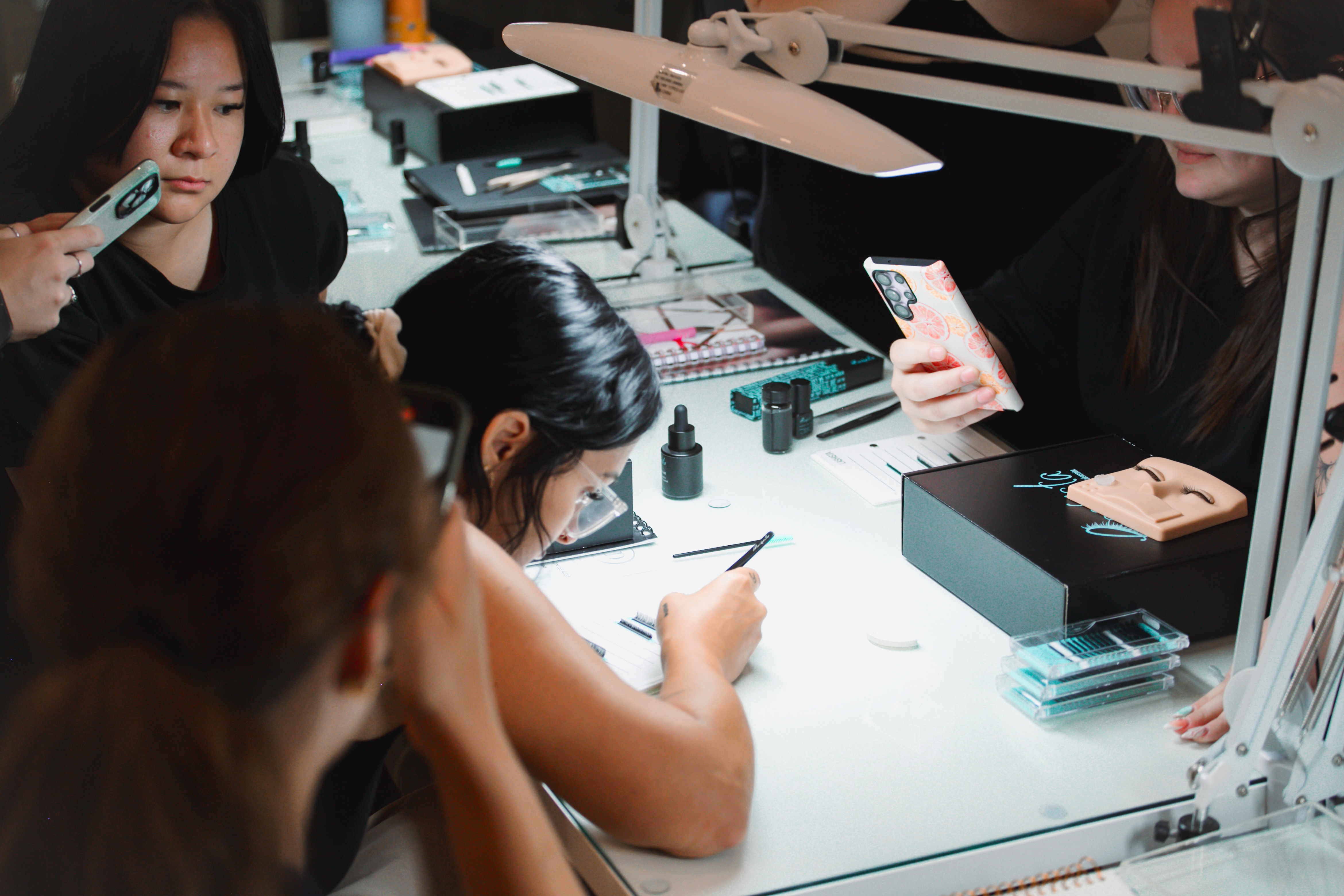 Images Lashista - Formation cils - Pose de cils - Produits de cils Longueuil