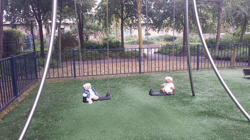 Kiki en Boris in de speeltuin Kleinschalige Kinderopvang Hinkie-Pinkie Dordrecht 06 40999365