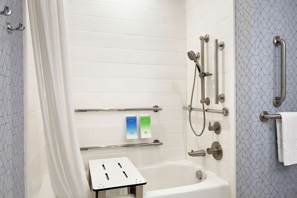 Guest room bath