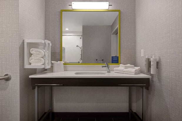 Images Hampton Inn & Suites Marina
