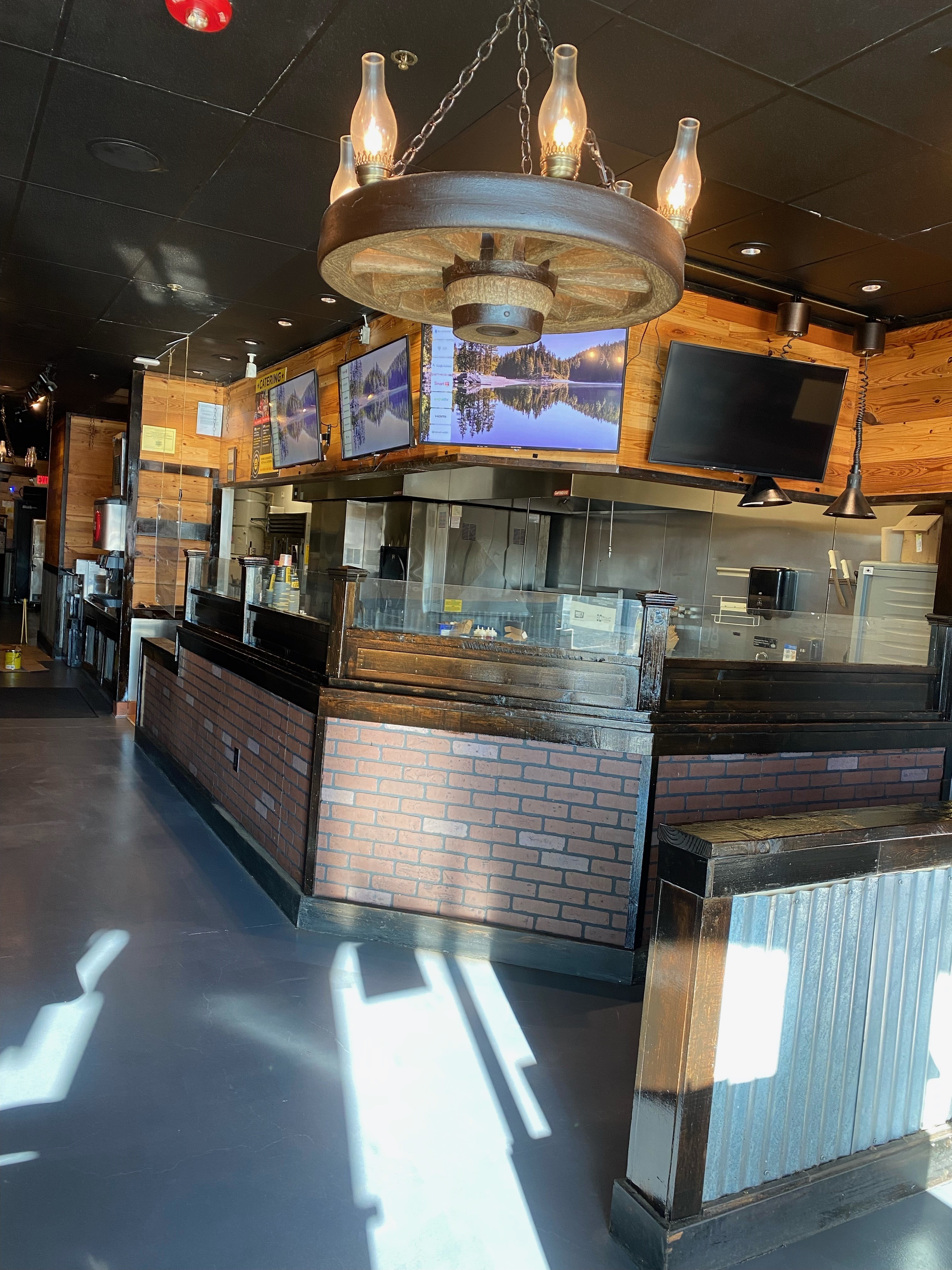 Experience the welcoming atmosphere of Dickey's Barbecue Pit at 1586 Gateway Boulevard, Fairfield, CA 94533