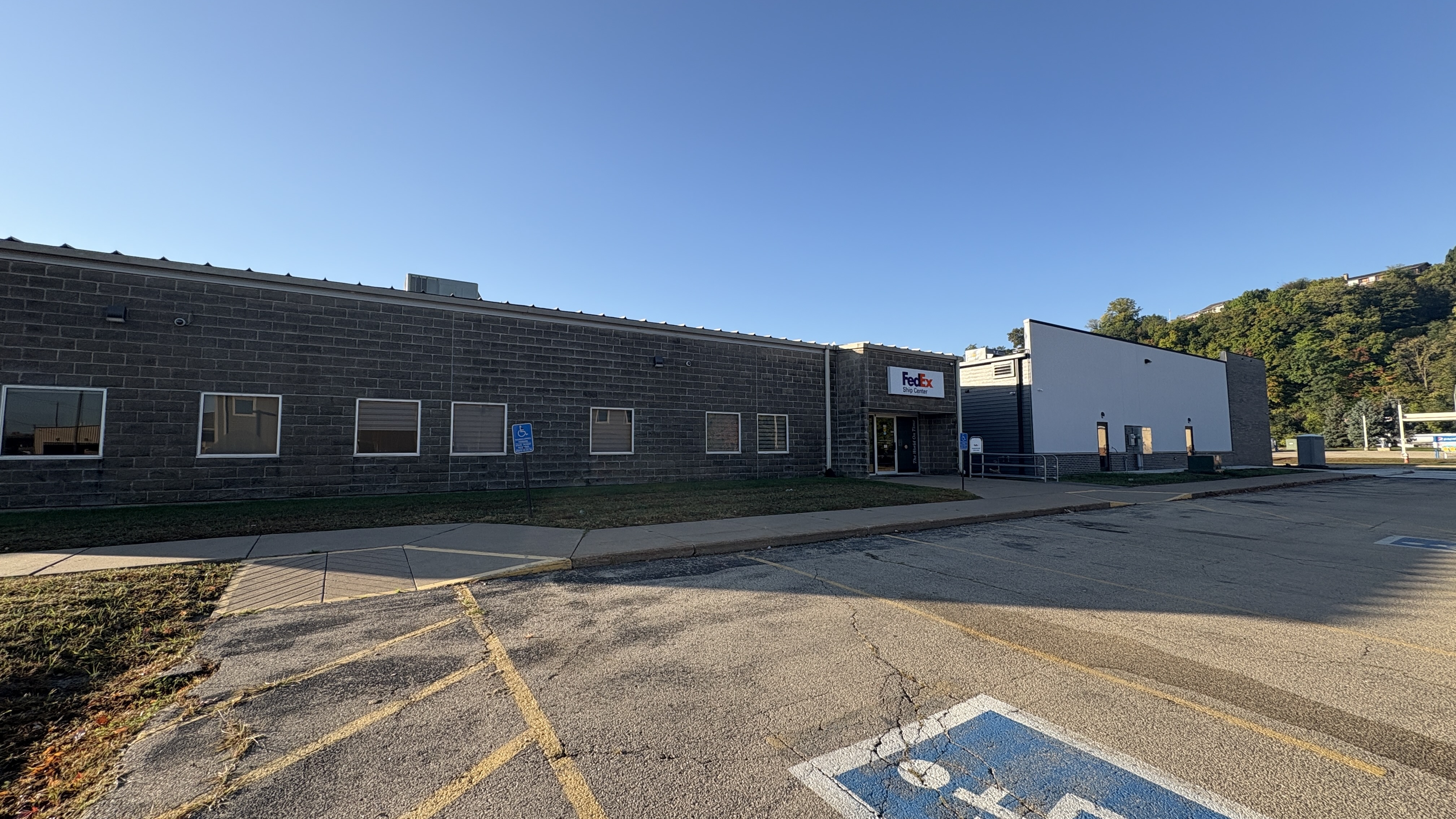 FedEx Office Ship Center Image