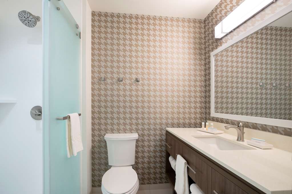 Guest room bath